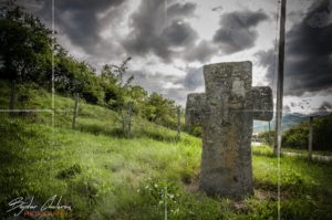 Оброчен кръст в двора на църква Свети Николай в село Железна