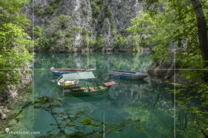 Лодки в огледалните води на езеро Матка