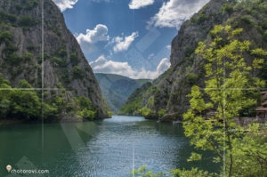 Спокойните води на езерото в каньон Матка