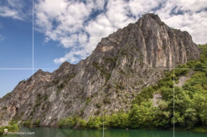Величествените скали над езерото Матка
