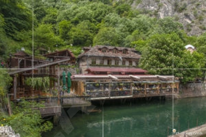 Ресторант в началото на каньон Матка непосредствено до манастир &bdquo;Св. Андрей&ldquo;