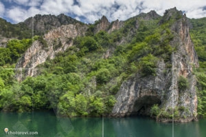Впечатляващите скали над езерото Матка