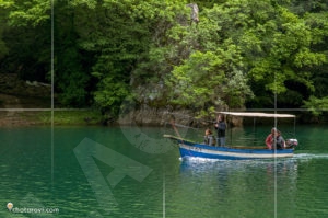 Фотографи в лодка за разходка по каньон Матка