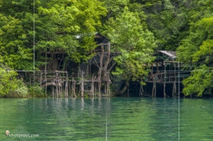 Рибарски хижи на брега на езерото Матка
