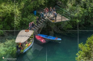 Посетители на надводната част на пещера Врело