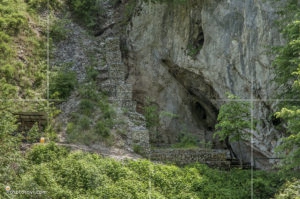 Входът в надводната част на пещера Врело
