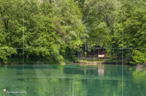 Беседка на отсрещния бряг на каньон Матка