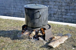 Импровизирана "печека" за готвене на дърва на открито