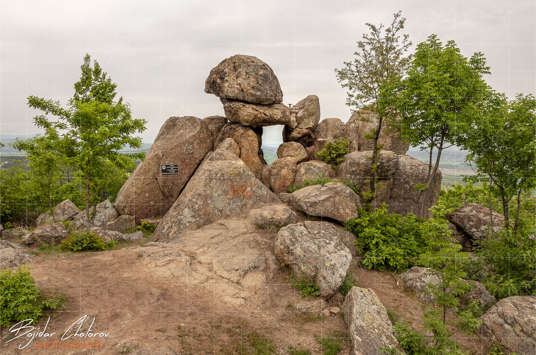Мегалит над село Бузовград