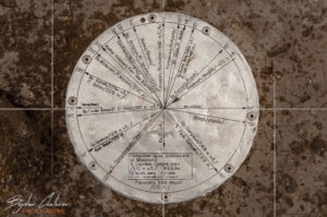 Мегалит над село Бузовград - указателна табела с обектите, който се виждат