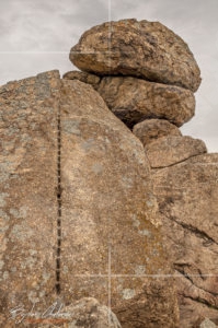 Начина по който са били изсичани (разцепвани) камъните при оформянето на мегалита Бащин камък над Бузовград