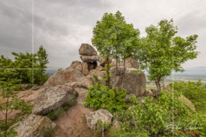 Мегалита "Врата на богинята Майка" над Бузовград