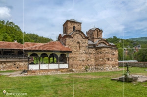 Дворът на Погановски манастир със старата чешма