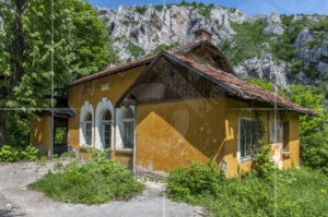 Пощенската станция на изоставената Духовна семинария в Черепиш