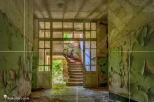 Главният вход на основната сграда в семинарията