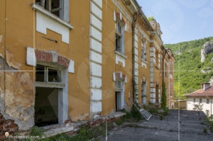 Основната сграда на семинарията