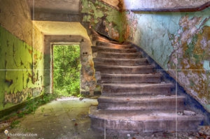 Едно от стълбищата на главната сграда