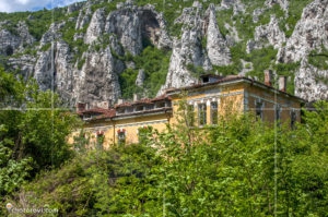 Основната сграда на изоставената Духовна семинария в Черепиш - поглед от към манастирската църква