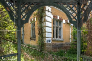 Поглед от беседката към основната сграда