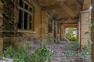 Главният вход на основната сграда в семинарията