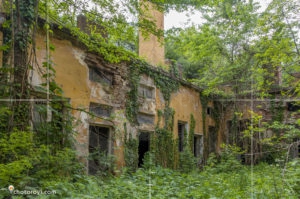 Сградата с котелното и банята обрасли в зеленина