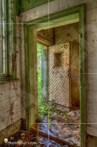 Входа на сградата с банята на изоставената семинария