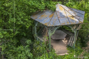 Беседка до основната сграда на изоставената Семинария в Черепиш