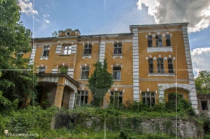 Основната сграда на изоставената Духовна семинария в Черепиш