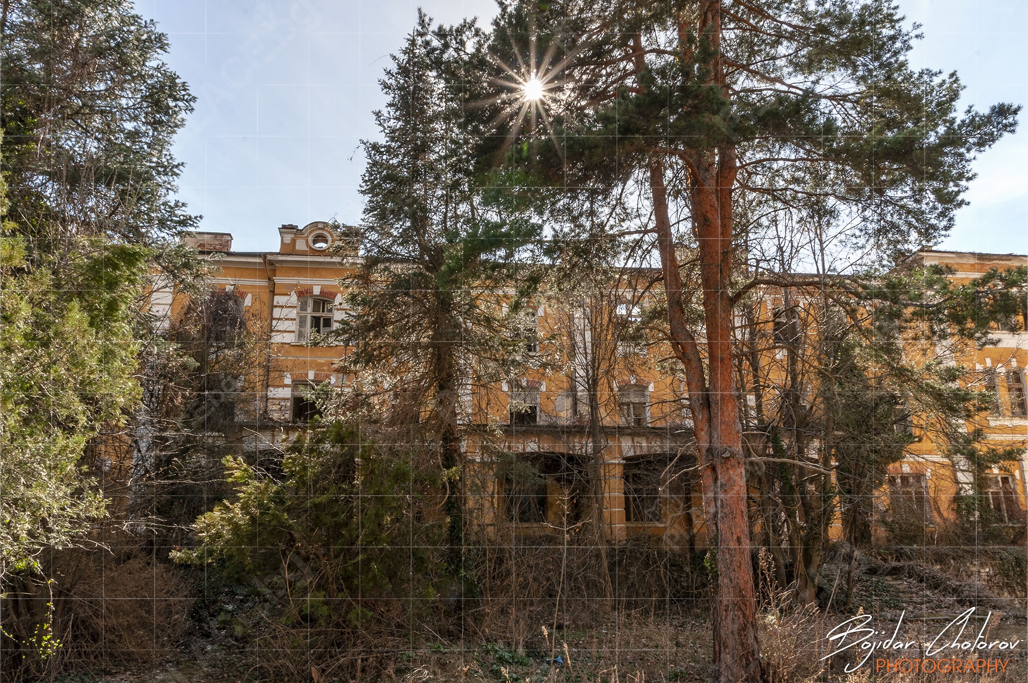 Останките на основната сграда на изоставената Духовна семинария в Черепиш