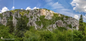 Скалите, върху които всеки завършващ випуск е поставял свой кръст