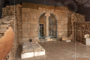 Тракийска гробница „Шушманец“ - входната врата на гробната камера