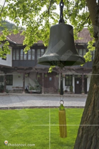 Добре поддържания двор на Суковски манастир &bdquo;Успение Богородично&ldquo;