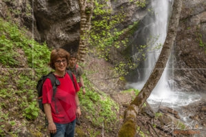 В подножието на водопад "Сувчарско пръскало"