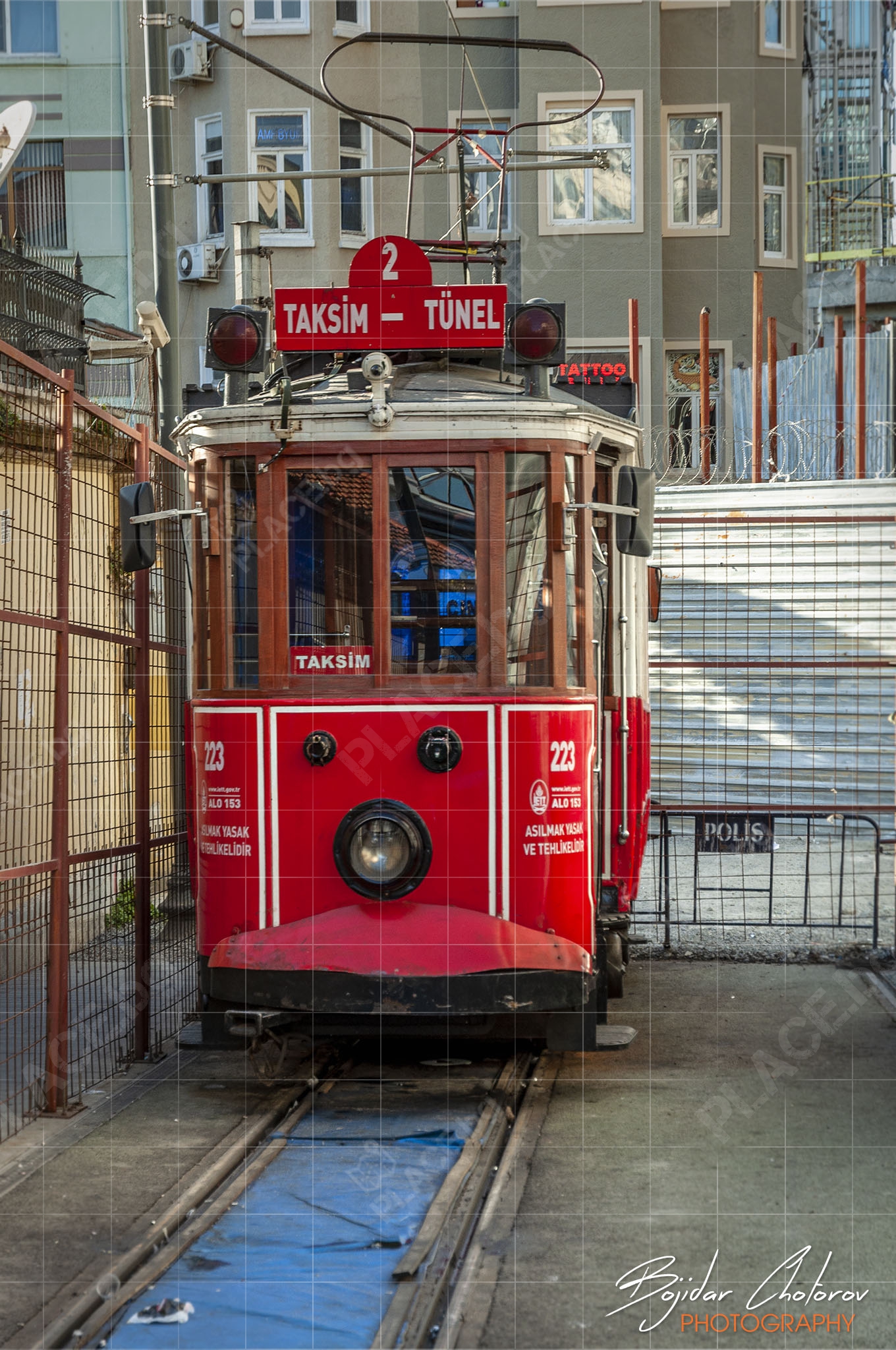 Импровизирано депо за "Носталгичния трамвай" в страни от улица Istiklal