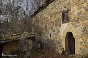 Страничния вход в храма
