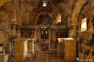 Вътрешността на манастирската черква в Билински манастир