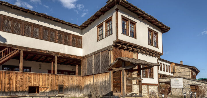 Алибеев конак - двора с кладенеца