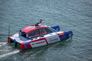 37th America's Cup - катамаран съпровождащ яхтите и осигуряващ телевизионното излъчване по вода