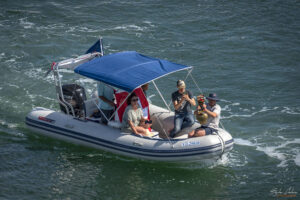 37th America's Cup - феновете наемат всевъзможни лодки за да са близо и да подкрепят своите любимци