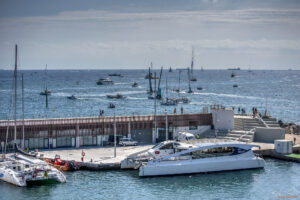 37th America's Cup - Barcelona - Десетки лодки се събират около стартовата линия за да наблюдават състезанието от 1-вия ред