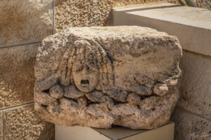 Археологически музей на Йордания - капител с медуза Горгона