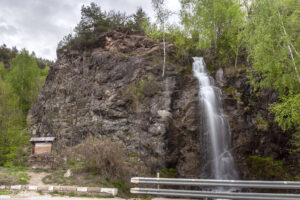 Антонски водопад &bdquo;Пеперудата&ldquo; намипащ се точно до Подбалканския път