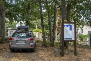 Импровизираният паркинг пред ретранслационната станция Бакърлъка