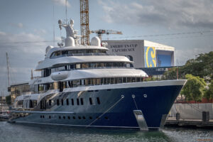 Огромна яхта на пристана пред изложбения център America's Cup Experience