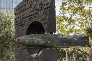 Паметник на Нарсис Монтуриол (Narcís Monturiol - 1819-1885) - изобретател на Ictíneo I и II, първите пилотирани подводници, създавани някога