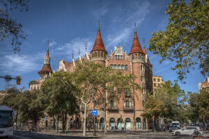 Casa de les Punxes в Барселона проектирана от архитект Josep Puig i Cadafalch за една от сестрите на виден текстилен индустриалец