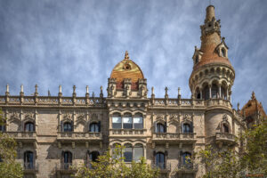 Фасади около площад Catalunya в Барселона