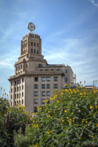 Часовниковата кула на площад Catalunya в Барселона