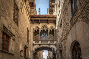 Бискупският мост в готическия квартал на Барселона