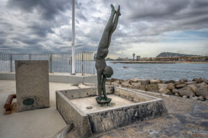 Скулптура Capbussament ("гмуркане" на каталунски) символизира връзката на Барселона с морето и е създадена по повод олимпийски игри през 1992 година